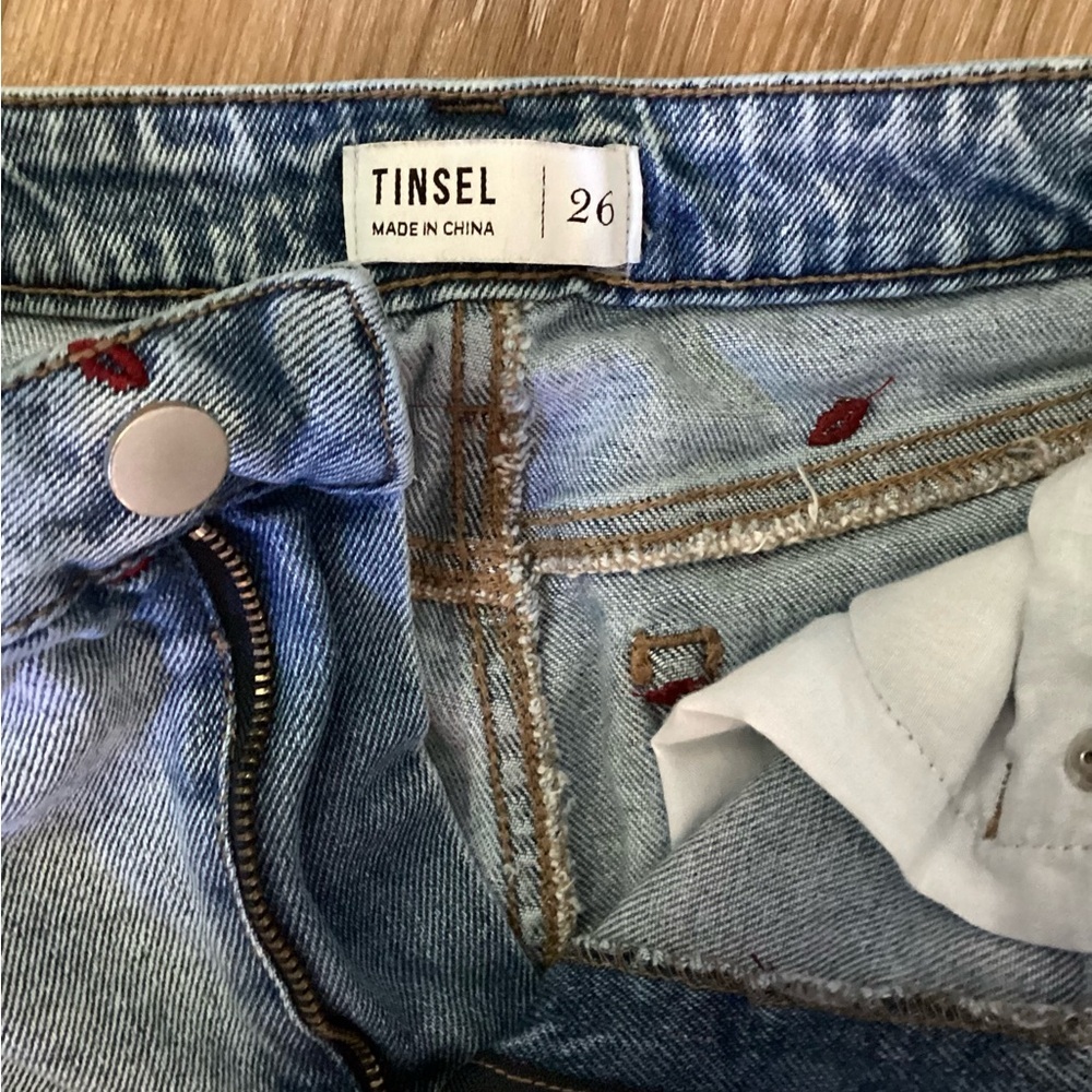 Tinsel Women’s Distressed Jeans With Embroidered Lips Size 26 High Waisted - Picture 5 of 10
